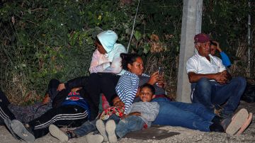 Migrantes denuncian que autoridades mexicanas los abandonaron tras prometer visas