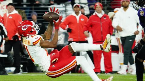 Baltimore (United States), 28/01/2024.- Kansas City Chiefs wide receiver Marquez Valdes-Scantling hauls in a catch from a pass by Kansas City Chiefs quarterback Patrick Mahomes against the Baltimore Ravens during the second half of the AFC conference championship game between the Baltimore Ravens and the Kansas City Chiefs in Baltimore, Maryland, USA, 28 January 2024. The AFC conference championship Kansas City Chiefs will face the winner of the NFC conference championship game between the San Francisco 49ers and the Detroit Lions to advance to the Super Bowl LVIII in Las Vegas, Nevada, on 11 February 2024. EFE/EPA/SHAWN THEW