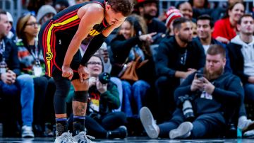 Atlanta (United States), 21/01/2024.- Atlanta Hawks guard Trae Young reacts after taking a hard foul during the second half of the NBA basketball game between the Cleveland Cavaliers and the Atlanta Hawks in Atlanta, Georgia, USA, 20 January 2024. (Baloncesto) EFE/EPA/ERIK S. LESSER SHUTTERSTOCK OUT