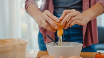 Huevo crudo y mantequilla: una influencer en TikTok genera preocupación por su forma de alimentarse
