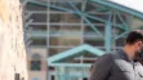 Más de tres docenas de camiones con inmigrantes han llegado a Los Ángeles.