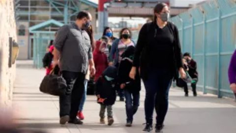 Más de tres docenas de camiones con inmigrantes han llegado a Los Ángeles.