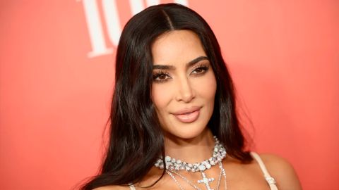 La presencia de las Kardashian en el evento no solo refuerza su posición como referentes de la moda, sino que también demuestra su influencia.