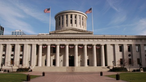 Gobernador de Ohio prohibió cirugías de cambio de género para menores