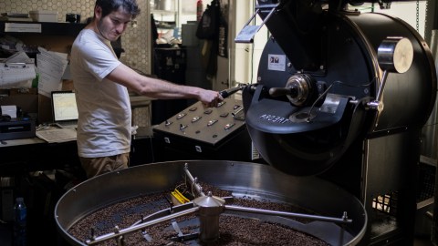 Leonardo Abularach tuesta granos de cafe en Los Angeles.