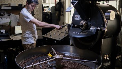 Leonardo Abularach tuesta granos de cafe en Los Angeles.