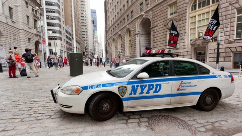 VIDEO: impactante ataque de migrantes hispanos contra agentes de policía de Nueva York