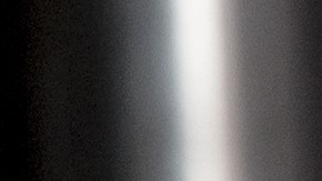 Mujer irrumpió desnuda en una gasolinera y amenazó con matar al personal con un pelador de papas