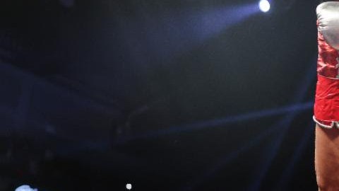 Jaime Munguía festeja su triunfo sobre John Ryder en Phoenix.