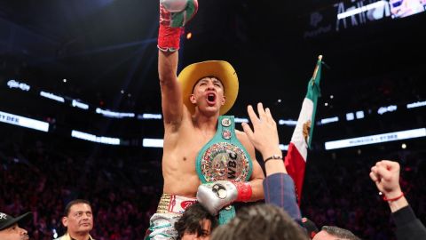 Jaime Munguía festeja su triunfo sobre John Ryder en Phoenix.