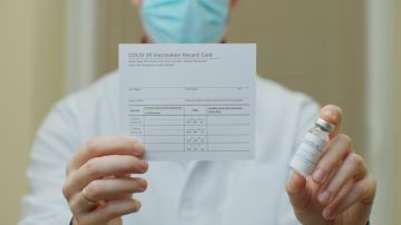 Enfermera es multada con $300,000 por entregar certificados de vacunación falsos en NY