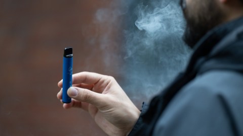 Tras años de vapeo, un joven de 22 años tuvo que recibir un doble trasplante de pulmón