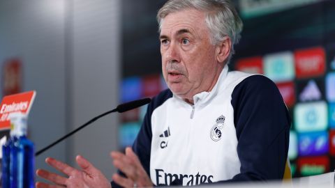 El entrenador del Real Madrid, Carlo Ancelotti, durante la rueda de prensa posterior al entrenamiento del equipo en la Ciudad deportiva del club este sábado en la víspera del derbi de LaLiga contra el Atlético de Madrid.