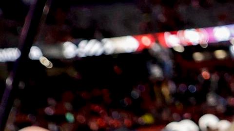 Taylor Swift abraza caiñosamente a su novio Travis Kelce luego del Super Bowl LVIII ganado por los Chiefs.