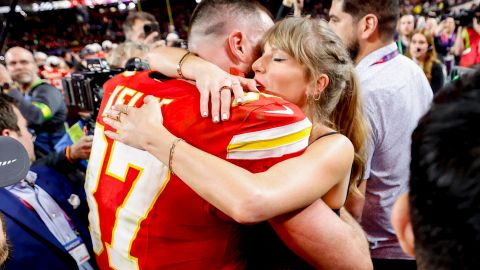 Taylor Swift abraza caiñosamente a su novio Travis Kelce luego del Super Bowl LVIII ganado por los Chiefs.