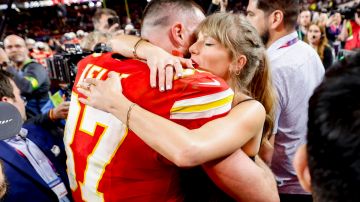 Taylor Swift abraza caiñosamente a su novio Travis Kelce luego del Super Bowl LVIII ganado por los Chiefs.