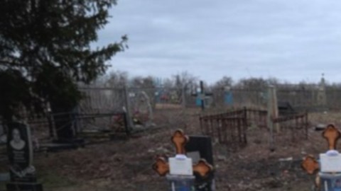 Dima Panteleiev observa las tumbas de su madre, su padre y sus abuelos, todos asesinados en el ataque ruso.