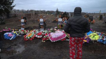 Dima Panteleiev observa las tumbas de su madre, su padre y sus abuelos, todos asesinados en el ataque ruso.