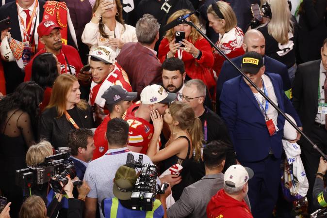 Las Vegas (United States), 11/02/2024.- US singer Taylor Swift (C-R) kisses Kansas City Chiefs tight end Travis Kelce (C-L) after the Kansas City Chiefs won Super Bowl LVIII against the San Fransisco 49ers at Allegiant Stadium in Las Vegas, Nevada, USA, 11 February 2024. The Super Bowl is the annual championship game of the NFL between the AFC Champion and the NFC Champion and has been held every year since 1967. EFE/EPA/CAROLINE BREHMAN