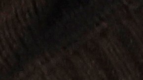 Una persona sostiene una pegatina de votación de Nevada el 6 de febrero de 2024.