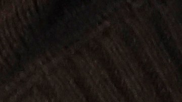 Una persona sostiene una pegatina de votación de Nevada el 6 de febrero de 2024.