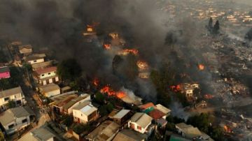 Casas en llamas en las colinas de Viña del Mar, una de las poblaciones más afectadas.
