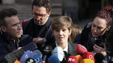 GRAFCAT124. BARCELONA, 22/02/2024.- La abogada del exfutbolista Dani Alves, Inés Guardiola, atiende a los medios de comunicación a su salida de la Audiencia de Barcelona donde Alves ha sido citado este jueves para comunicarle la sentencia del juicio por agresión sexual que celebró contra él hace dos semanas, acusado de violar a una joven en el baño de una discoteca, por lo que ha sido condenado a 4 años y medio de cárcel. EFE/Alejandro García