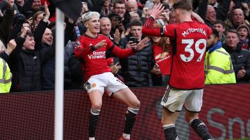 Manchester (United Kingdom), 04/02/2024.- Alejandro Garnacho (L) and Scott McTominay of Manchester United (R) celebrate the 3-0 goal during the English Premier League match between Manchester United and West Ham United in Manchester, Britain, 04 February 2024. (Reino Unido) EFE/EPA/ADAM VAUGHAN EDITORIAL USE ONLY. No use with unauthorized audio, video, data, fixture lists, club/league logos, 'live' services or NFTs. Online in-match use limited to 120 images, no video emulation. No use in betting, games or single club/league/player publications.