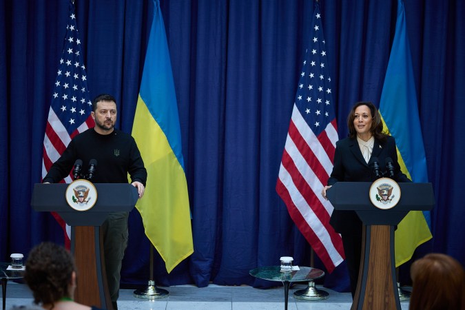 El presidente de Ucrania, Volodimir Zelensky y la vicepresidenta de EE.UU., Kamala Harris, durante su conferencia de prensa conjunta en la Conferencia de Seguridad de Múnich.