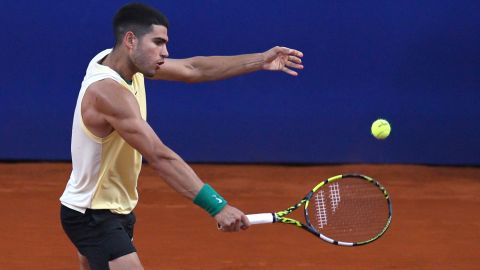 -FOTODELDÍA- AME109. BUENOS AIRES (ARGENTINA), 17/02/2024.- Carlos Alcaraz de España devuelve una bola a Nicolás Jarry de Chile, por el pase a la final en el torneo IEB+ Argentina Open, en el Court Guillermo Vilas en Buenos Aires (Argentina). EFE/Luciano González