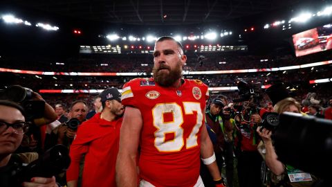 Las Vegas (United States), 12/02/2024.- Kansas City Chiefs tight end Travis Kelce celebrates his victory over the 49ers in the overtime of Super Bowl LVIII between the Kansas City Chiefs and the San Fransisco 49ers at Allegiant Stadium in Las Vegas, Nevada, USA, 11 February 2024. The Super Bowl is the annual championship game of the NFL between the AFC Champion and the NFC Champion and has been held every year since 1967. EFE/EPA/JOHN G. MABANGLO