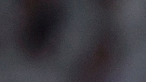 El delantero del Real Madrid, Rodrygo, pelea una posesión con el volante del Atlético de Madrid Ángel Correa durante el derbi madrileño en el Santiago Bernabéu.