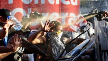 Los manifestantes se enfrentaron a las fuerzas de orden público.