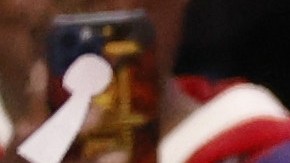 -FOTODELDIA- Las Vegas (Estados Unidos), 12/02/2024.- El jugador de los Kansas City Chiefs, Travis Kelce (c) levanta el trofeo de campeón tras la victoria de su equipo ante los San Fransisco 49ers durante la Super Bowl disputada en el estadio Allegiant de Las Vegas, Nevada, Estados Unidos. EFE/ John G. Mabanglo