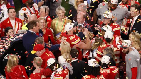 -FOTODELDIA- Las Vegas (Estados Unidos), 12/02/2024.- El jugador de los Kansas City Chiefs, Travis Kelce (c) levanta el trofeo de campeón tras la victoria de su equipo ante los San Fransisco 49ers durante la Super Bowl disputada en el estadio Allegiant de Las Vegas, Nevada, Estados Unidos. EFE/ John G. Mabanglo