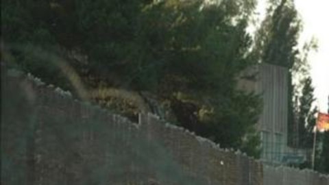 La ciudad israelí de Metula está rodeada de verjas con alambre de espino y cámaras.
