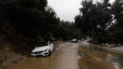 Topanga (United States), 05/02/2024.- Vehicles impacted by a mudslide are abandoned on the road as a storm sweeps through Southern California bringing torrential rains and high winds, in Topanga, California, USA, 05 February 2024. Downtown Los Angeles recorded 5.62 inches of rain in the last 24 hours when the February average is 3.80 inches. (tormenta) EFE/EPA/ETIENNE LAURENT