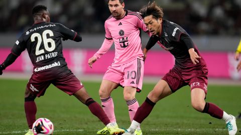 Tokyo (Japan), 07/02/2024.- Inter Miami's forward Lionel Messi (C) in action during a friendly soccer match between Inter Miami and Vissel Kobe in Tokyo, Japan, 07 February 2024. (Futbol, Amistoso, Japón, Tokio) EFE/EPA/FRANCK ROBICHON