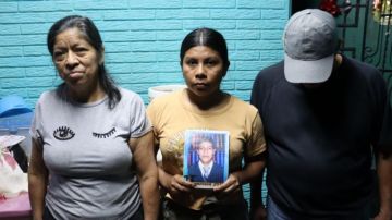 Fredy Orlando Guzmán (en la foto al centro) fue detenido sin causa alguna, según sus familiares.