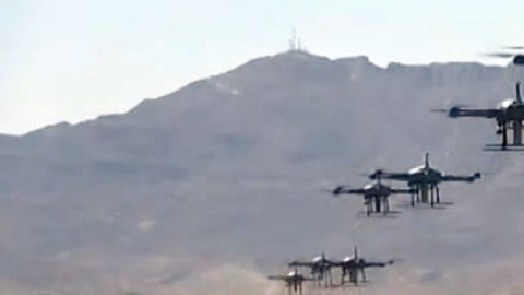Soldados hutíes operando drones en una zona remota en las afueras de Saná, Yemen.