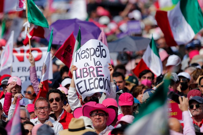 AMLO desestima la “Marcha por nuestra democracia” y dice que asistieron los beneficiados por la corrupción