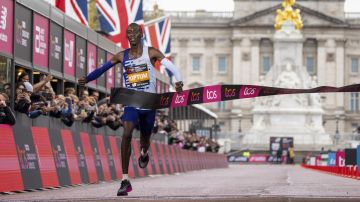 Kelvin Kiptum cruzando la meta del maratón de Londres en abril del 2023.