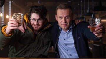 El cineasta canadiense Daniel Roher asegura que conocer a Navalny y hacer el documental lo cambió para siempre.