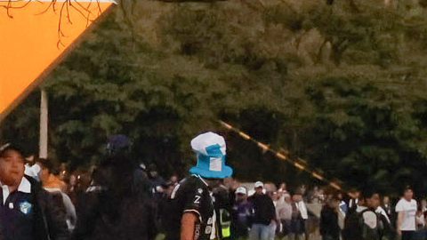 Dos hinchas pelean en las inmediaciones del inmueble donde se disputó el juego entre Rayados y Comunicaciones.