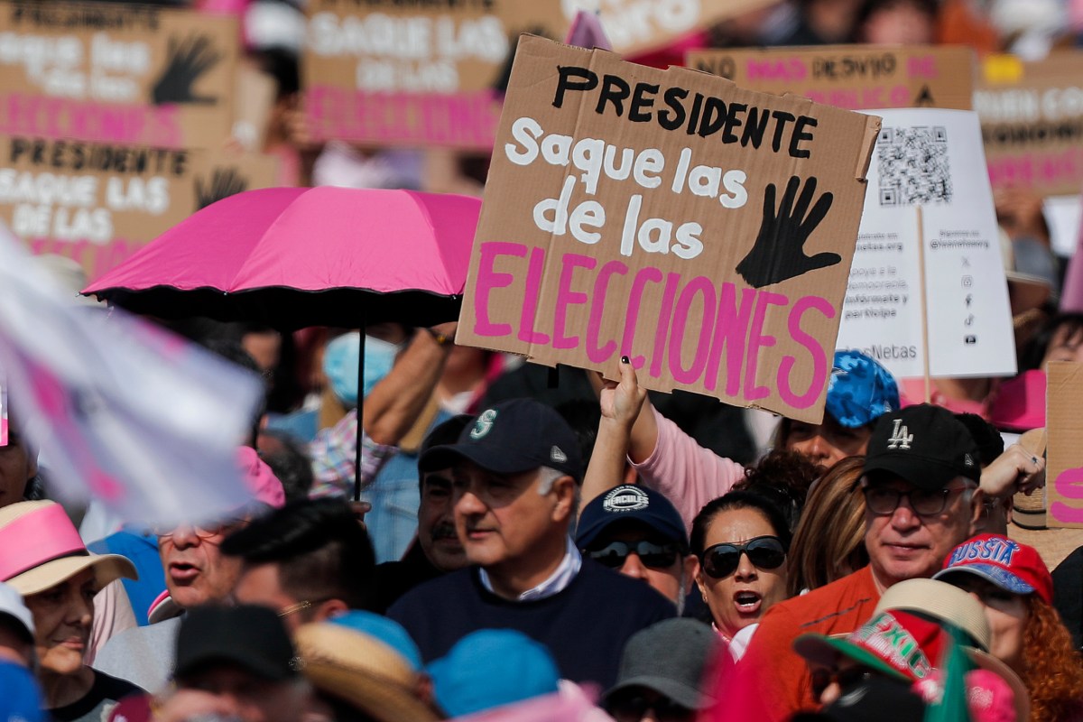 Miles acusan al gobierno de López Obrador de corrupto en las marchas por la democracia en México