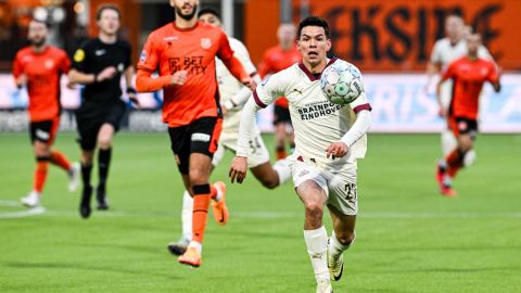 El delantero mexicano Hirving "Chucky" Lozano durante el partido que el PSV Eindhoven disputó el domingo ante el FC Volendam por la jornada 21 de la Eredivisie.