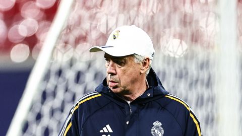 El italiano Carlo Ancelotti durante la sesión de entrenamiento que realizó este lunes el Real Madrid en suelo alemán antes del duelo ante el Leipzig.