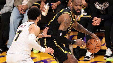 Los Angeles (United States), 09/02/2024.- Los Angeles Lakers forward LeBron James (R) drives the ball to the basket against Denver Nuggets guard Jamal Murray (L) during the first half of the NBA basketball game between the Denver Nuggets and the Los Angeles Lakers in Los Angeles, California USA, 08 February 2024. (Baloncesto) EFE/EPA/ALLISON DINNER SHUTTERSTOCK OUT