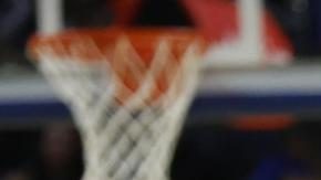 San Francisco (United States), 31/01/2024.- Golden State Warriors guard Stephen Curry (C) reacts after shooting a three point basket against the Philadelphia 76ers during the second half of the NBA game between the Golden State Warriors and the Philadelphia 76ers in San Francisco, California, USA, 30 January 2024. (Baloncesto, Filadelfia) EFE/EPA/JOHN G. MABANGLO SHUTTERSTOCK OUT