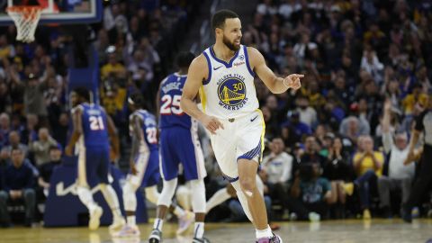 San Francisco (United States), 31/01/2024.- Golden State Warriors guard Stephen Curry (C) reacts after shooting a three point basket against the Philadelphia 76ers during the second half of the NBA game between the Golden State Warriors and the Philadelphia 76ers in San Francisco, California, USA, 30 January 2024. (Baloncesto, Filadelfia) EFE/EPA/JOHN G. MABANGLO SHUTTERSTOCK OUT